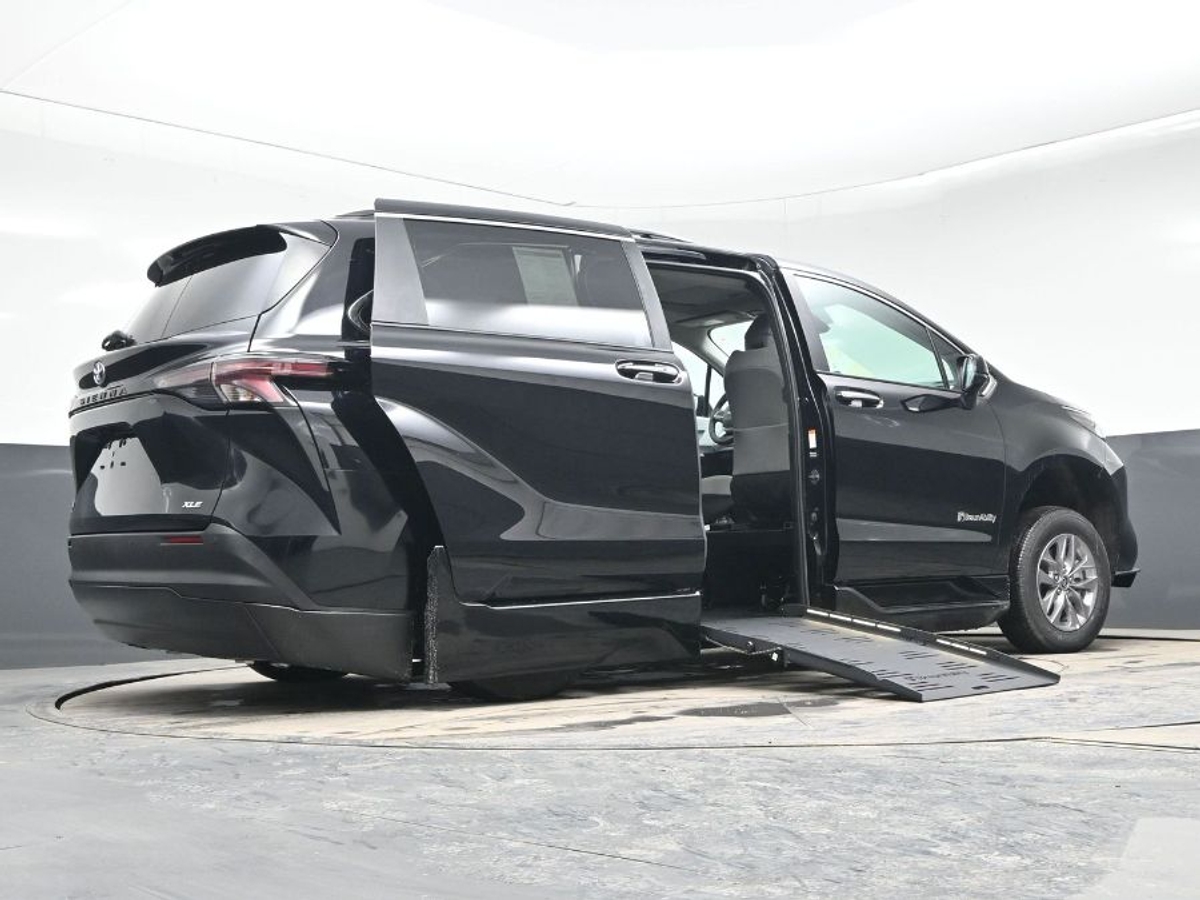 Black Toyota Sienna image number 21