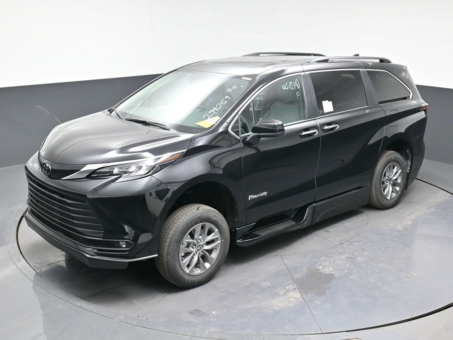 Imagen de la Toyota Sienna negra número 20