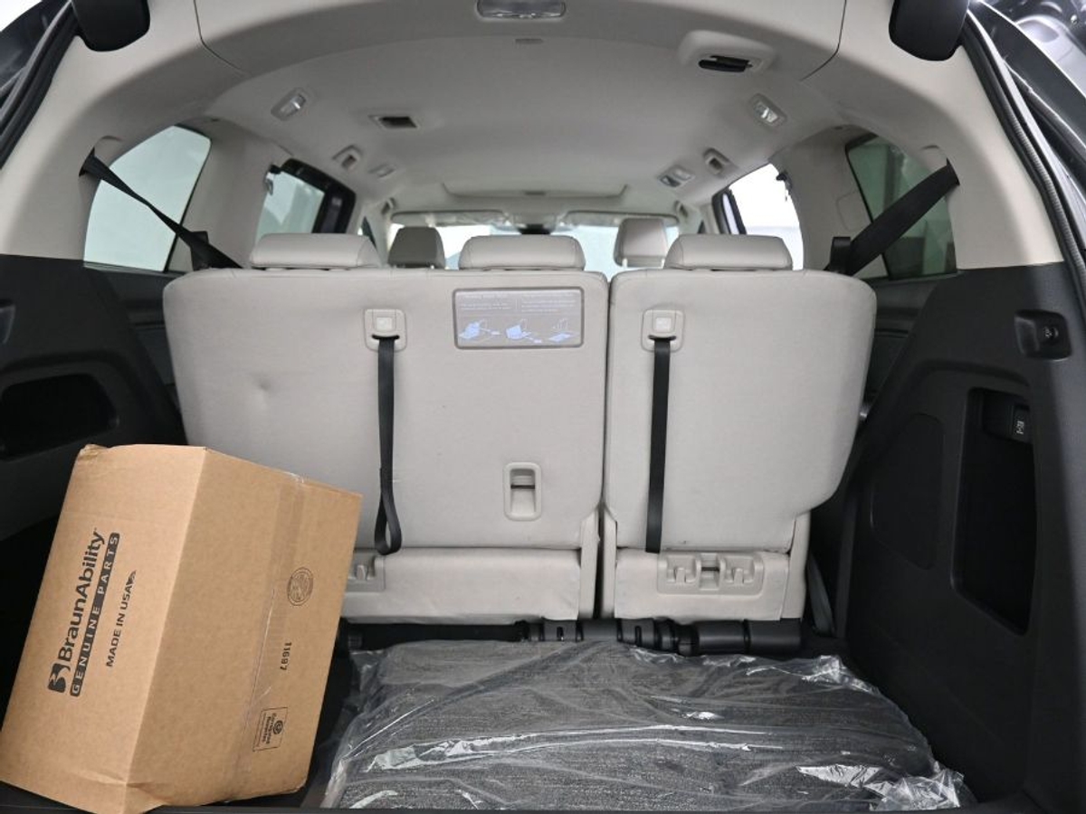 Grey Honda Odyssey image number 13