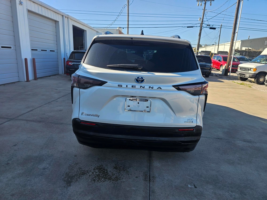 White Toyota Sienna image number 10