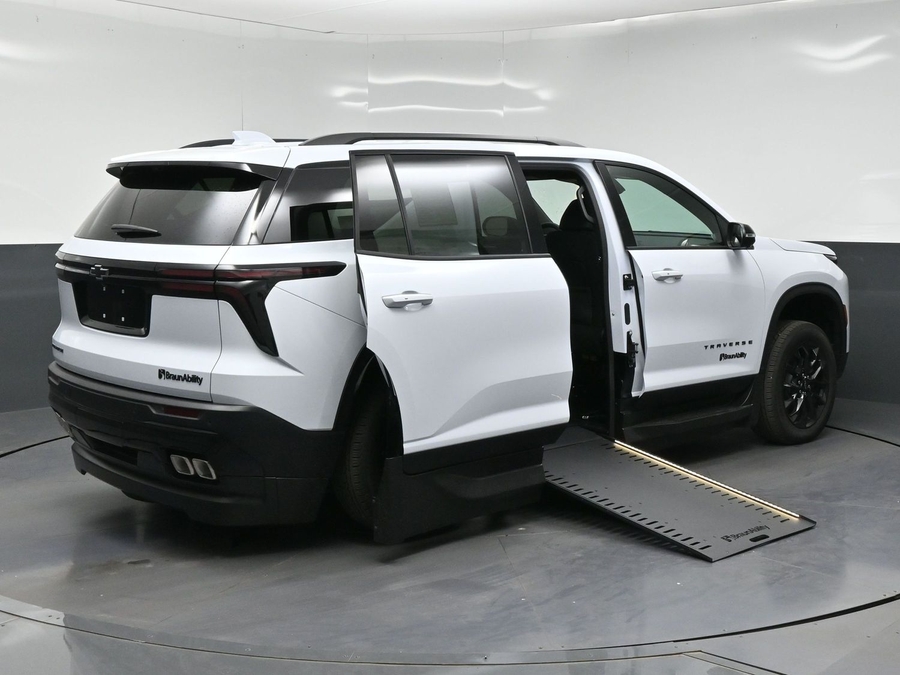 New 2026 Chevrolet Traverse 1LT Midnight - BraunAbility Side Entry In Floor Automatic Ramp