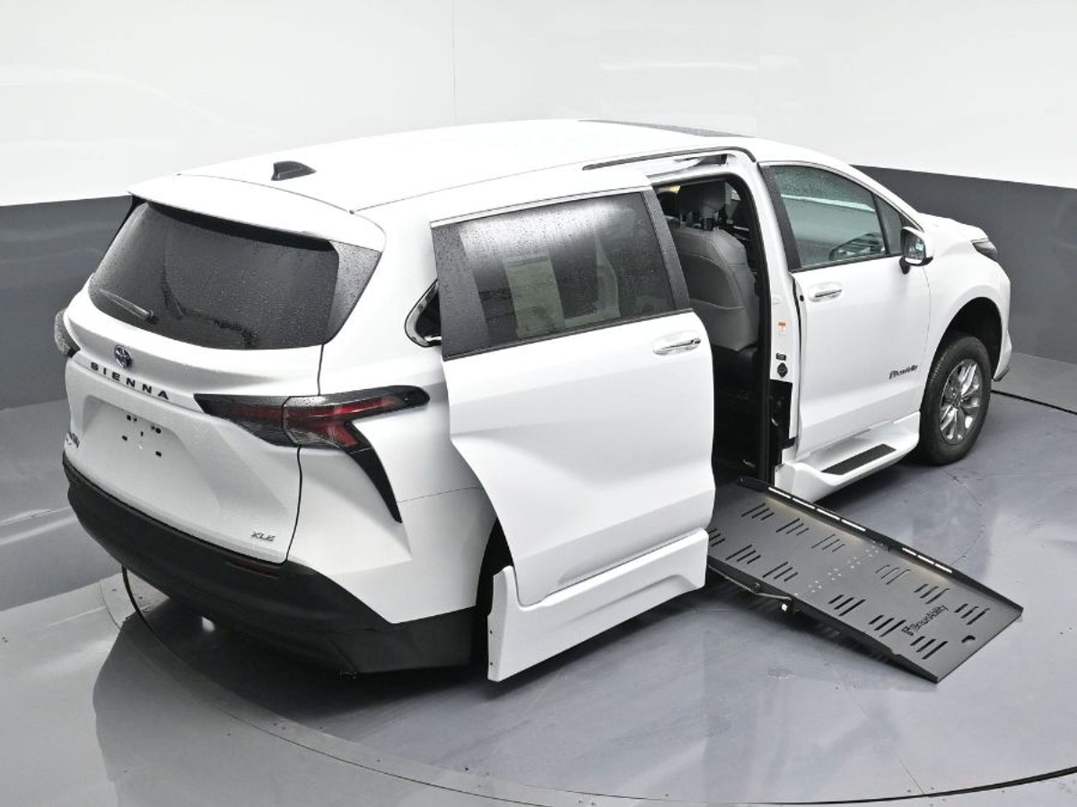 2025 TOYOTA SIENNA - Image 25