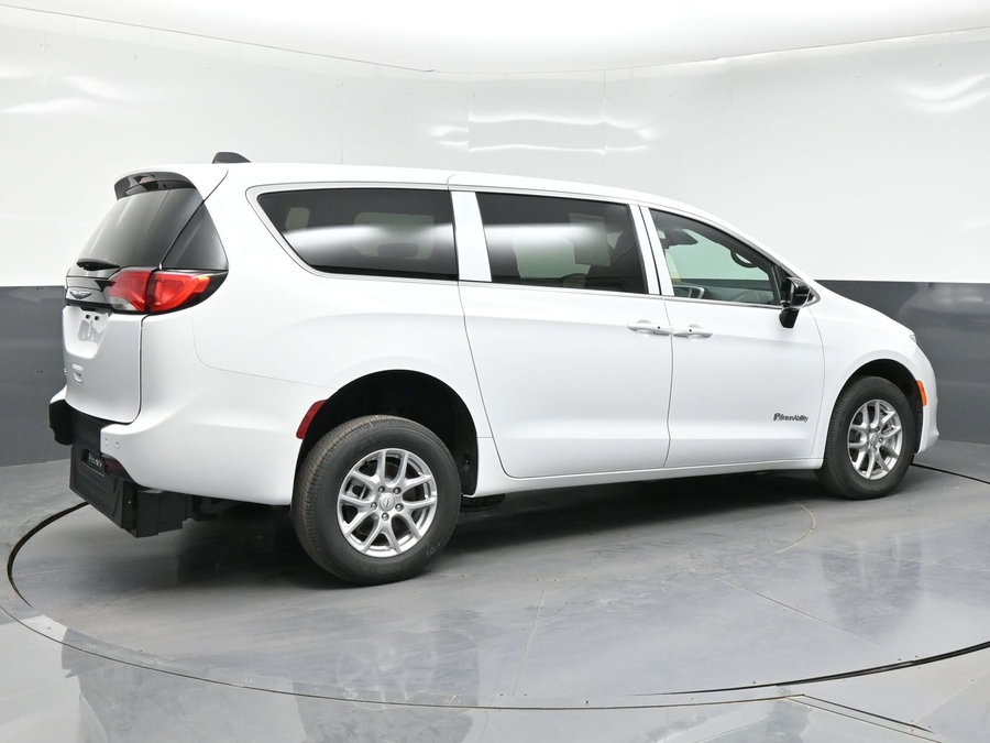 White Chrysler Voyager image number 3