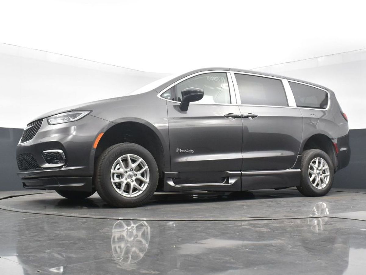 Grey Chrysler Pacifica image number 22