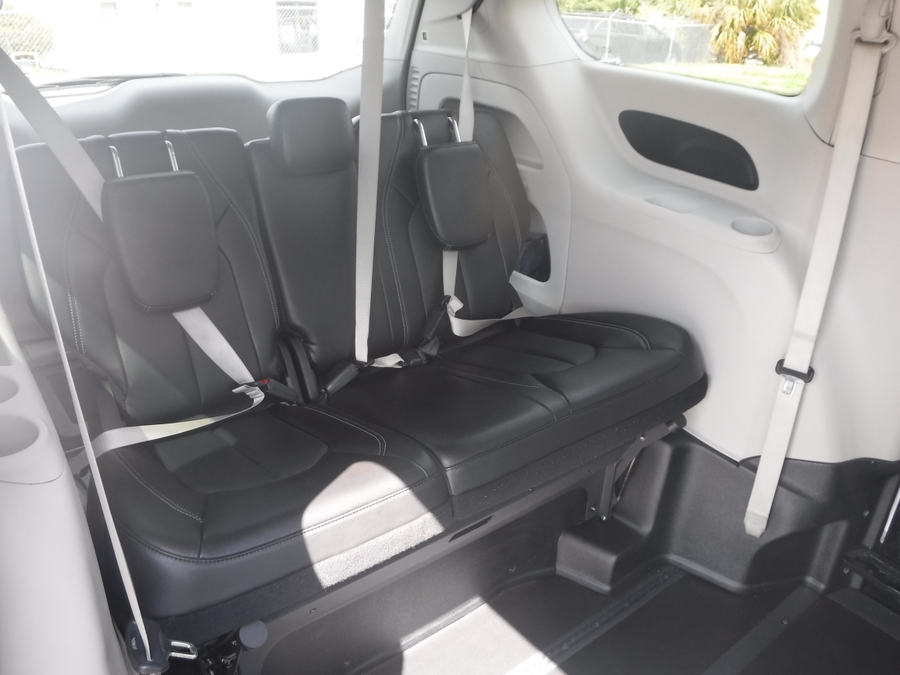 White Chrysler Pacifica image number 18