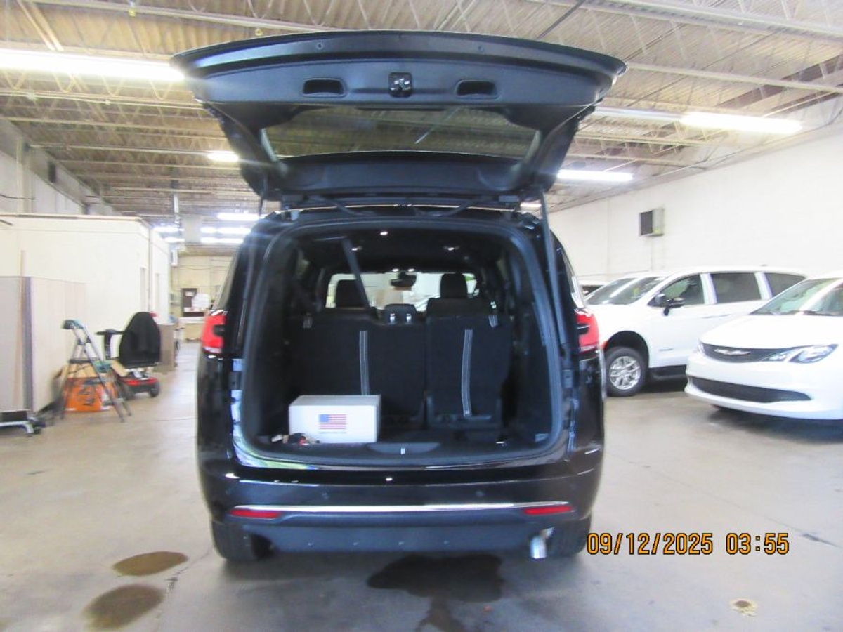 Black Chrysler Pacifica image number 4