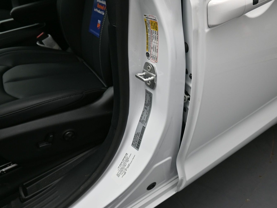 White Chrysler Voyager image number 15