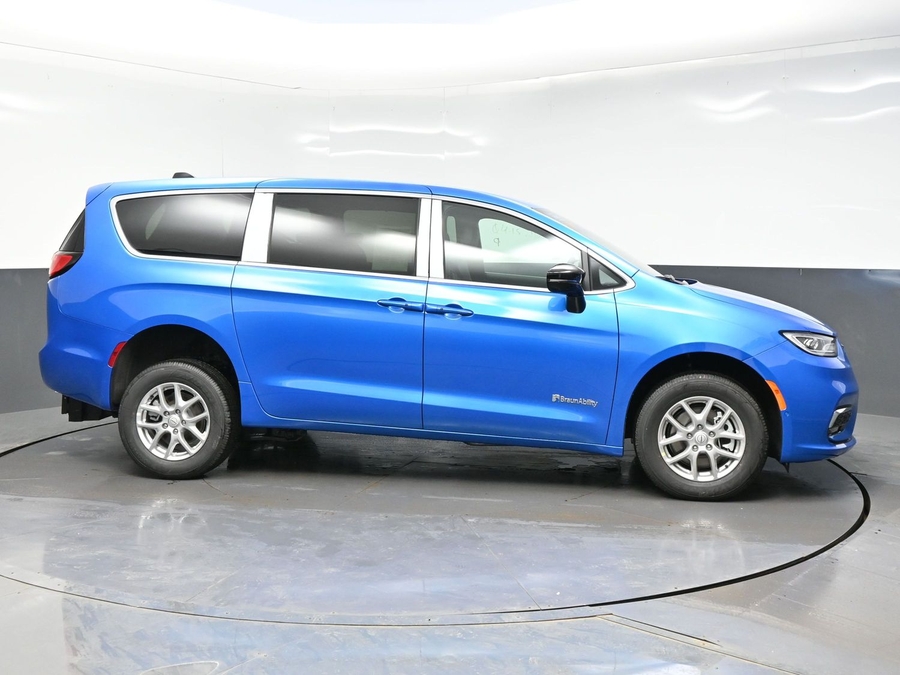 Blue Chrysler Pacifica image number 4
