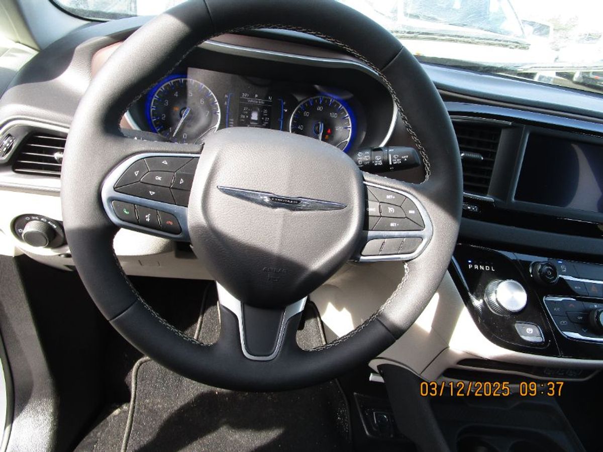 White Chrysler Voyager image number 6