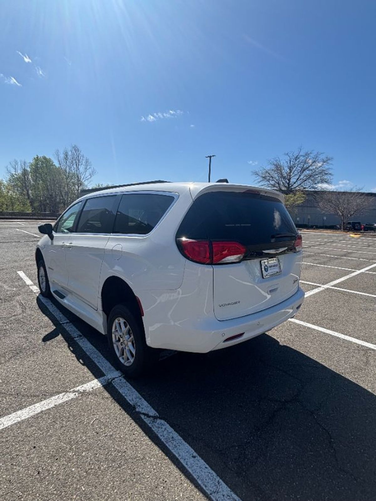 White Chrysler Voyager image number 12