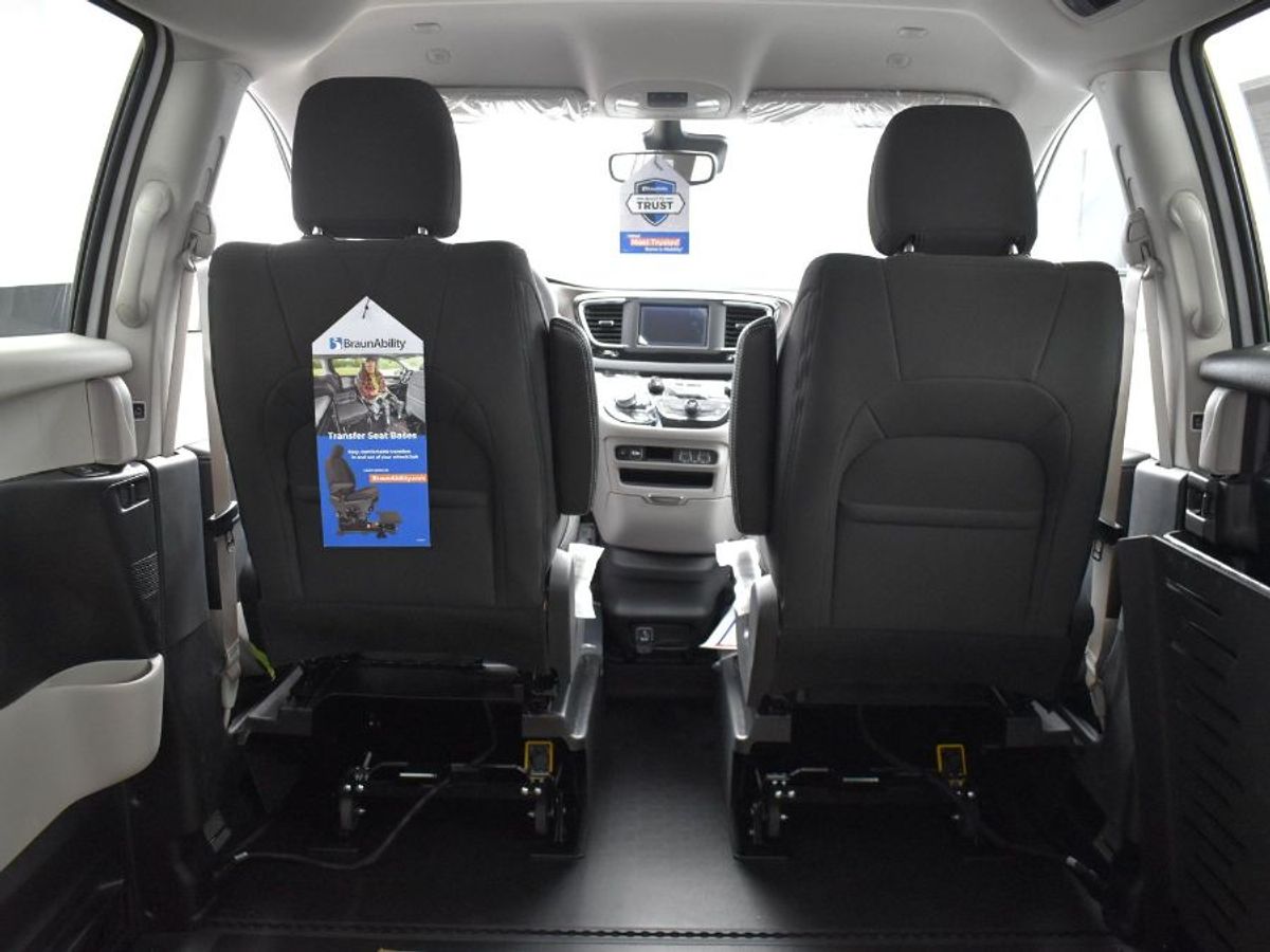 White Chrysler Voyager image number 14