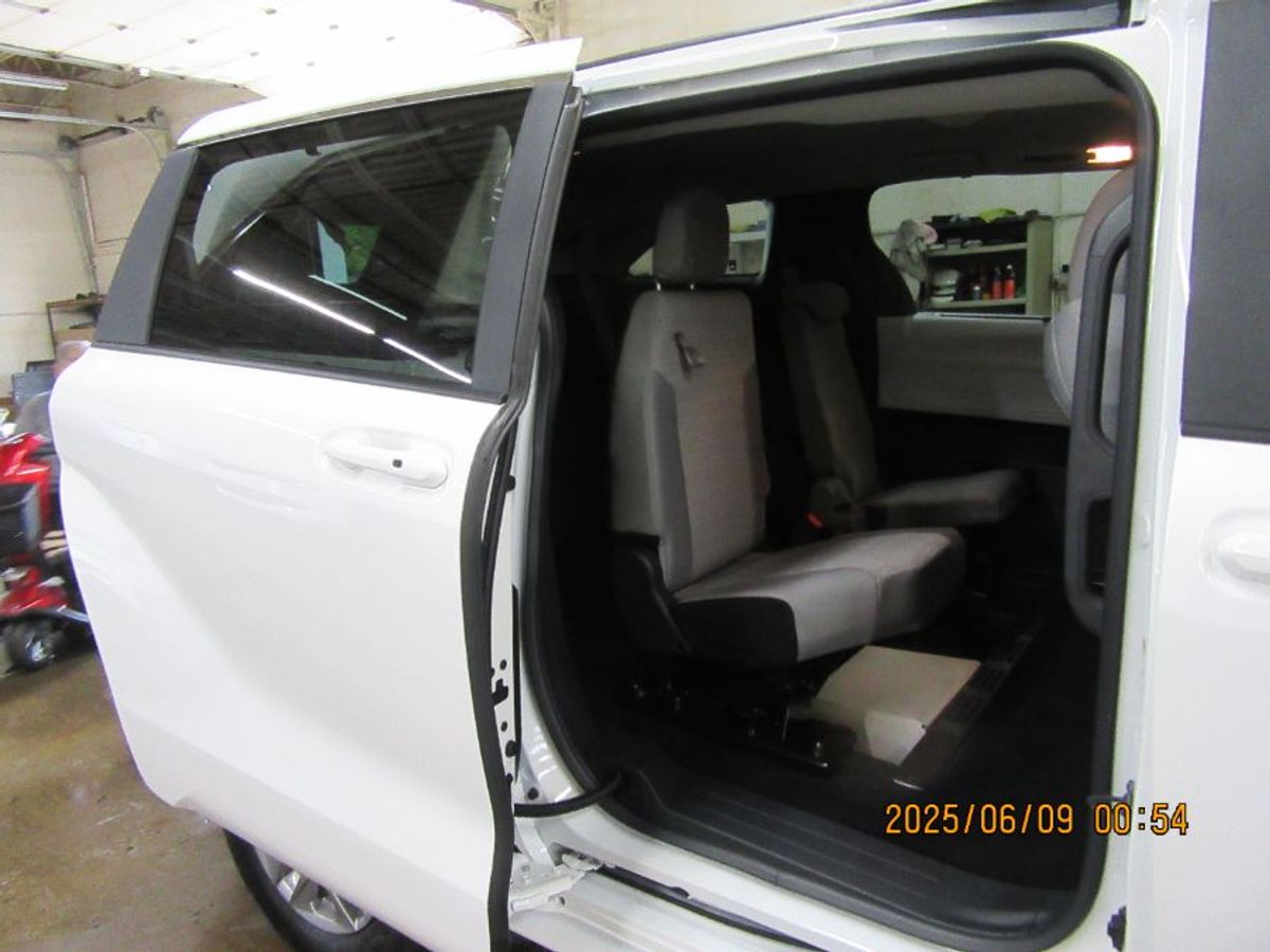 White Toyota Sienna image number 21