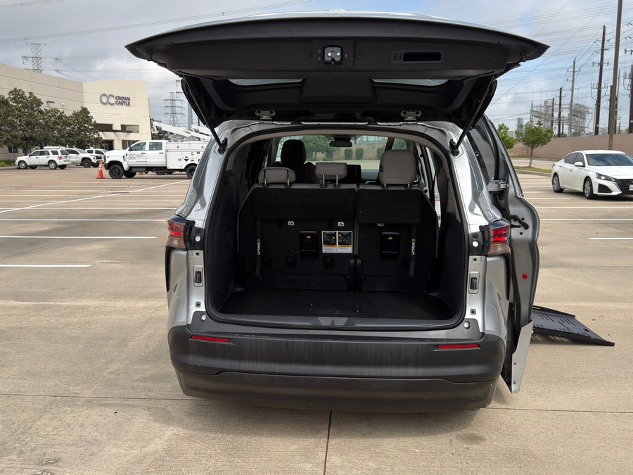 Used 2024 Toyota Sienna Hybrid LE Base - BraunAbility Side Entry Entry Fold Out Automatic Ramp