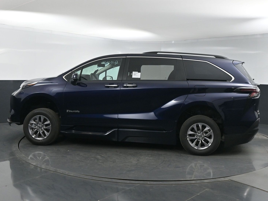 New 2025 Toyota Sienna Hybrid XLE Plus - BraunAbility Side Entry Entry In Floor Automatic Ramp