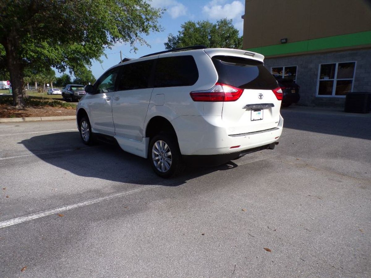 White Toyota Sienna image number 5