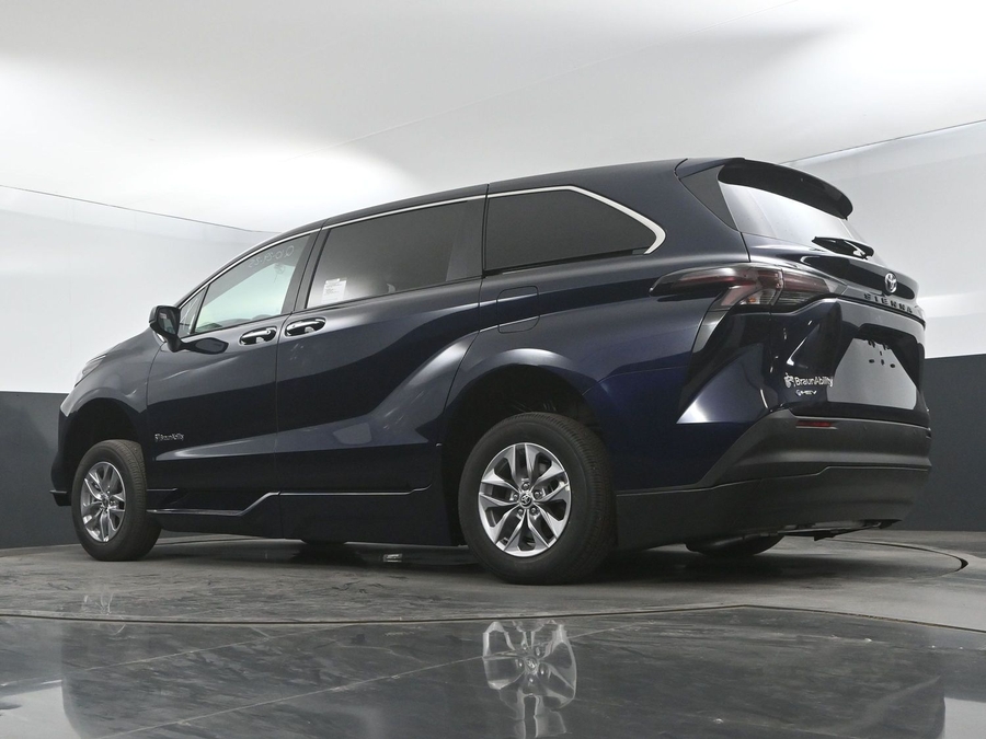 New 2025 Toyota Sienna Hybrid XLE Base - BraunAbility Side Entry Entry In Floor Automatic Ramp