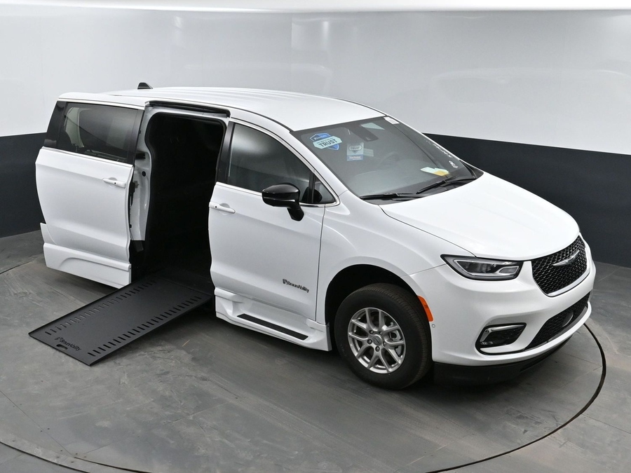 New 2025 Chrysler Pacifica Select Safety - BraunAbility Side Entry Entry In Floor Automatic Ramp