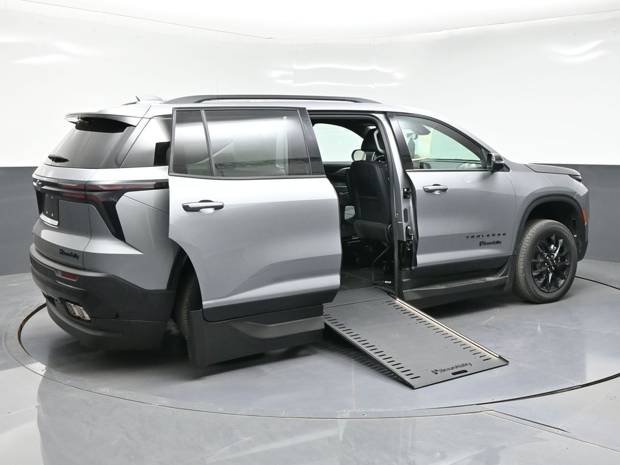 New 2026 Chevrolet Traverse 1LT Midnight - BraunAbility Side Entry Entry In Floor Automatic Ramp