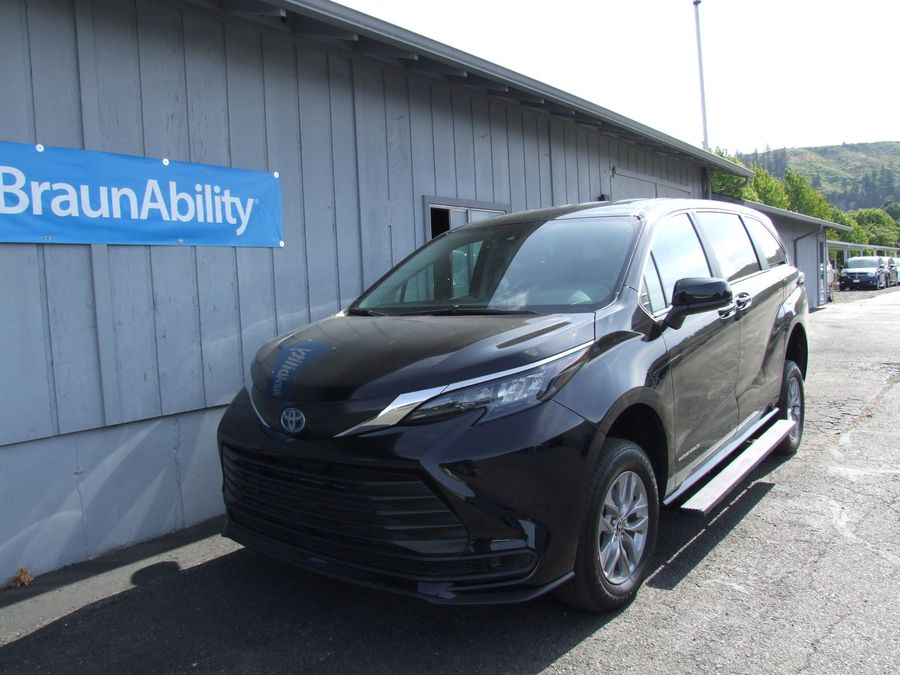 New 2024 Toyota Sienna Hybrid LE - Vantage Mobility Rear Entry Entry Fold Out Manual Ramp