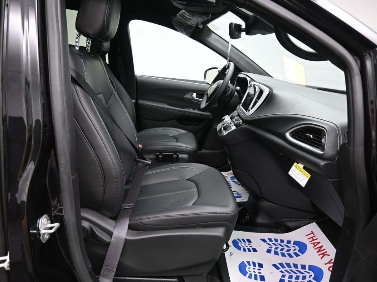 Black Chrysler Pacifica image number 8