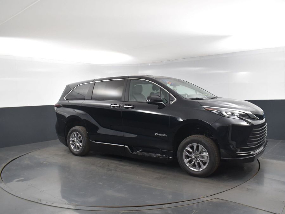 Black Toyota Sienna image number 16