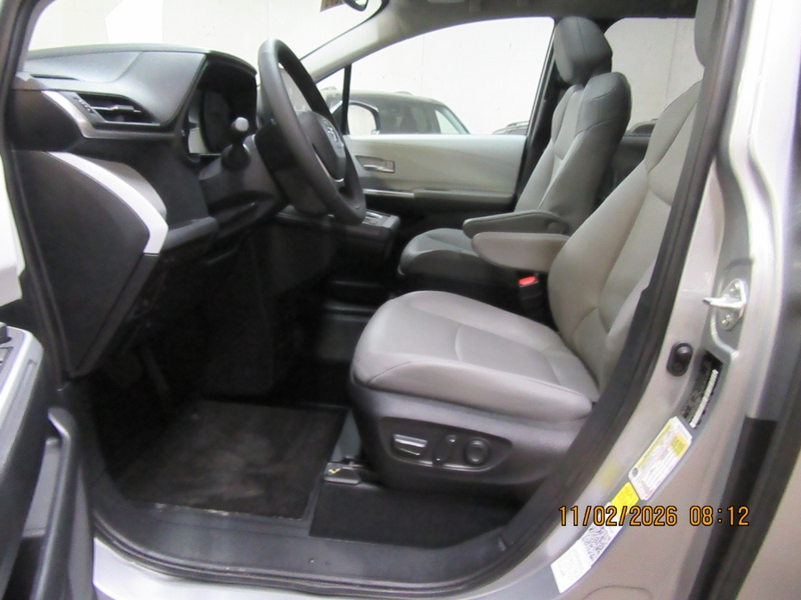 Silver Toyota Sienna image number 4