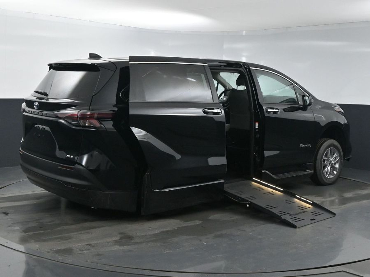 2025 TOYOTA SIENNA - Image 5