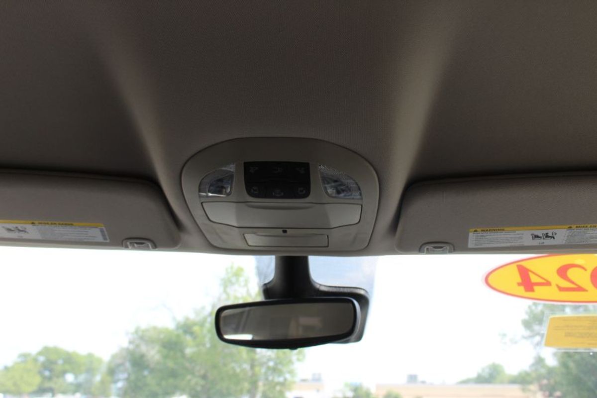 White Chrysler Voyager image number 12