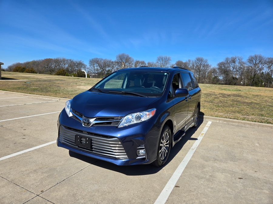 Used 2020 Toyota Sienna XLE Base - BraunAbility Side Entry Entry In Floor Automatic Ramp