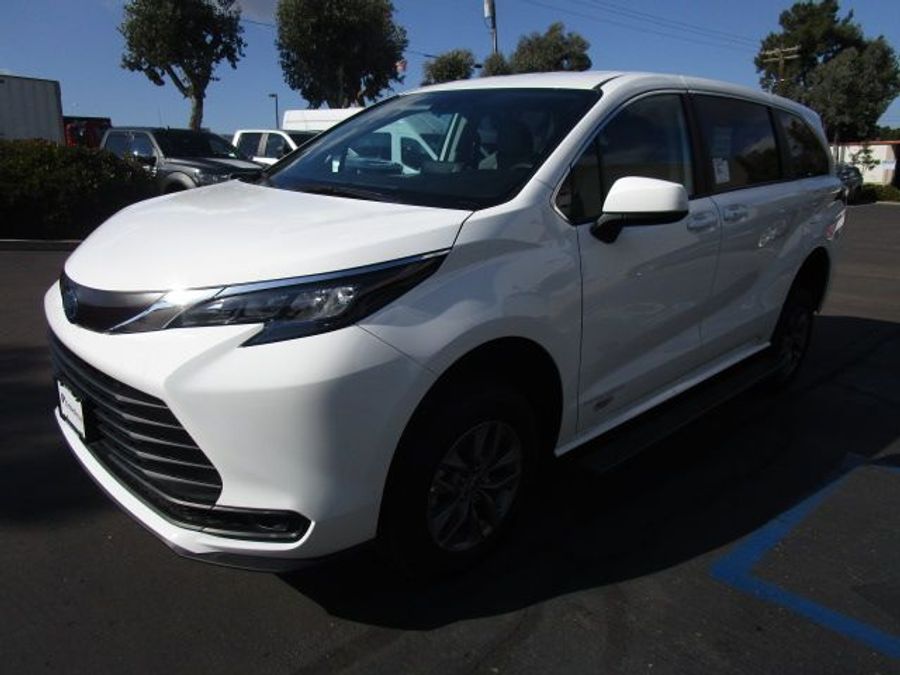 New 2025 Toyota Sienna Hybrid LE - Vantage Mobility Commercial Rear Entry Entry Fold Out Manual Ramp