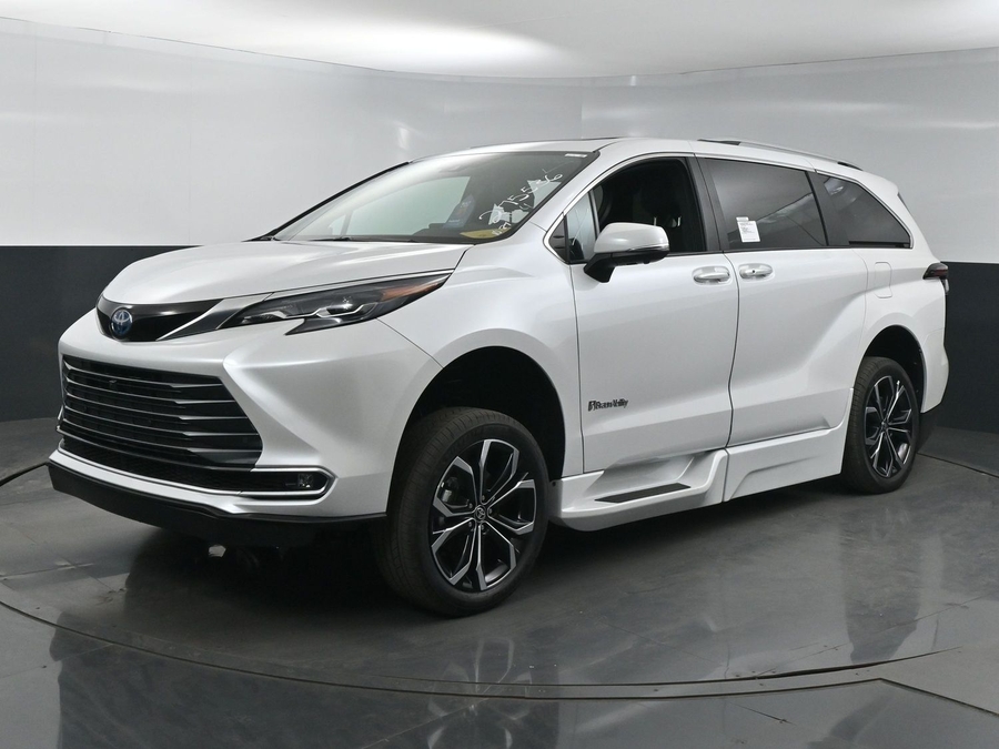 New 2025 Toyota Sienna Hybrid Platinum - BraunAbility Side Entry Entry Fold Out Automatic Ramp