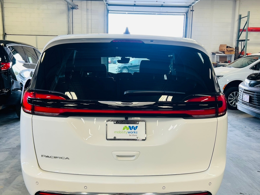 White Chrysler Pacifica image number 3
