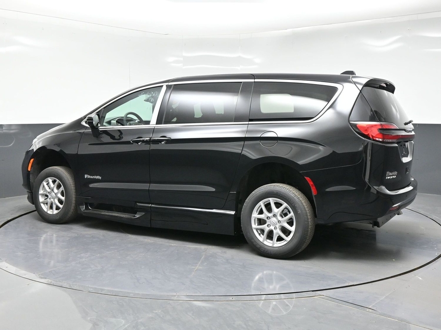 Black Chrysler Pacifica image number 8