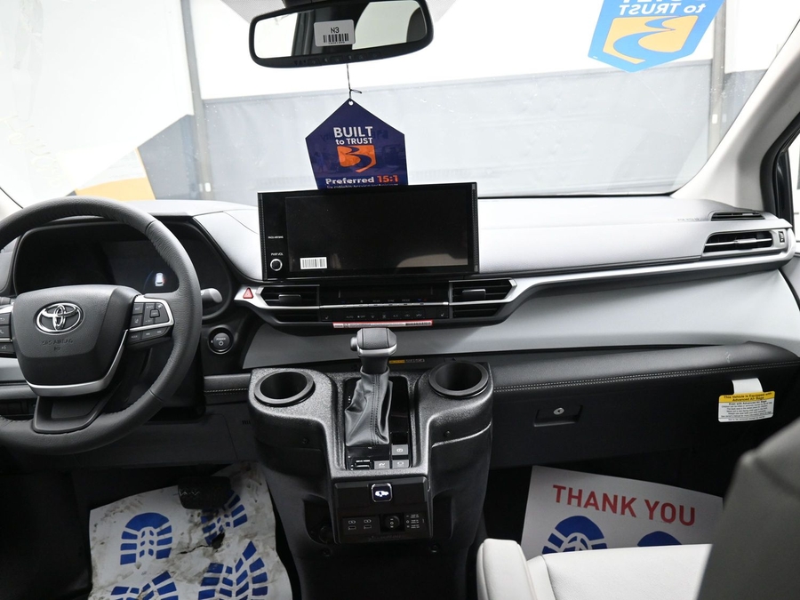 New 2026 Toyota Sienna Hybrid XLE Base - BraunAbility Side Entry Entry Fold Out Automatic Ramp