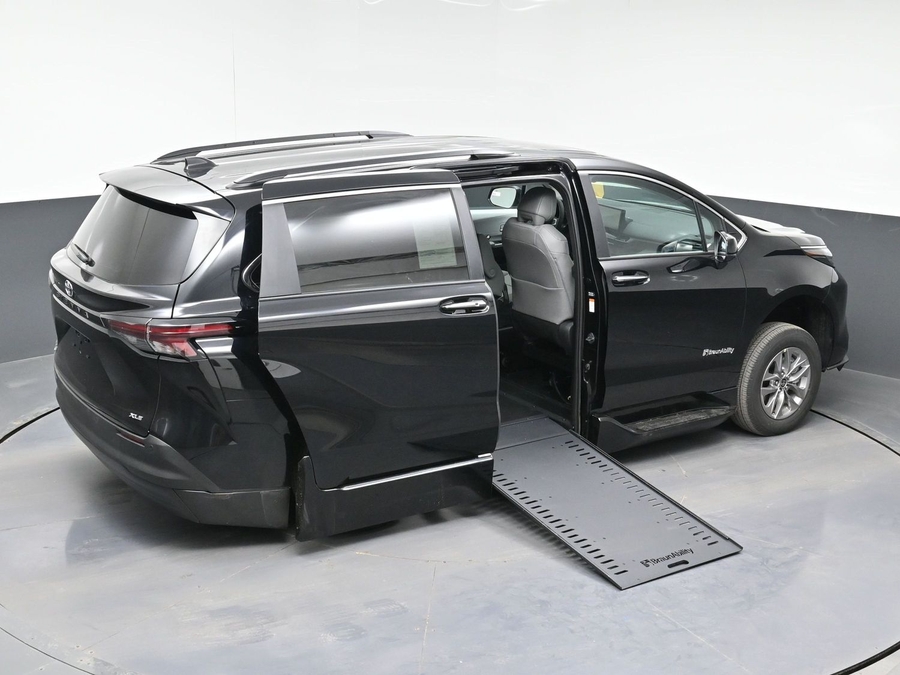 Black Toyota Sienna image number 23
