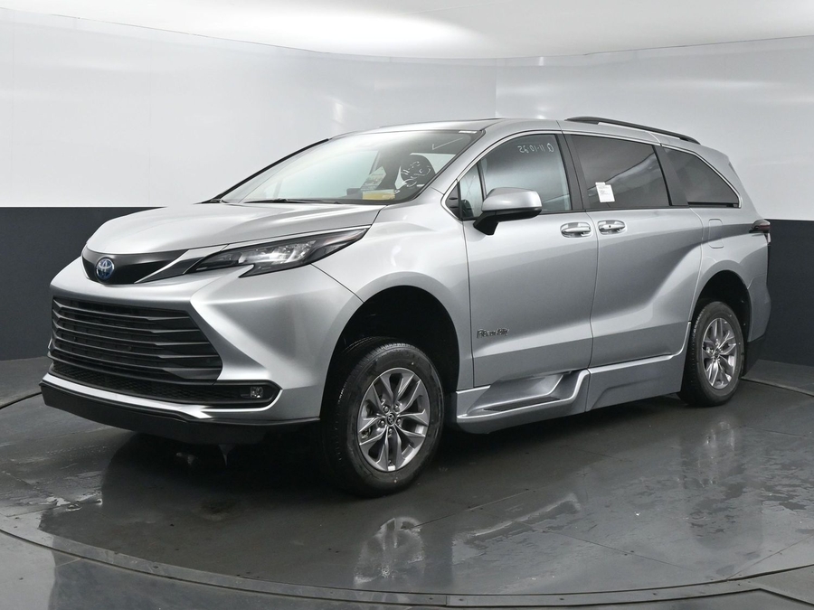 New 2025 Toyota Sienna Hybrid XLE Plus - BraunAbility Side Entry Entry In Floor Automatic Ramp