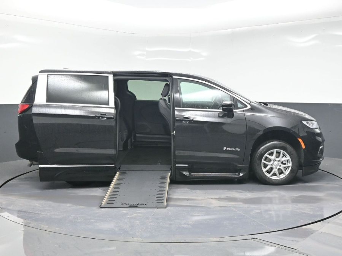 Black Chrysler Pacifica image number 7