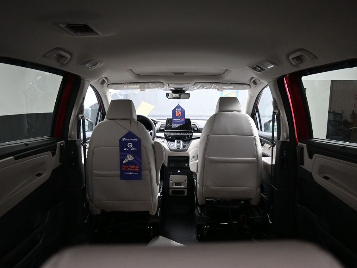 Red Honda Odyssey image number 19