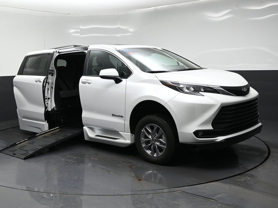 White Toyota Sienna image number 26