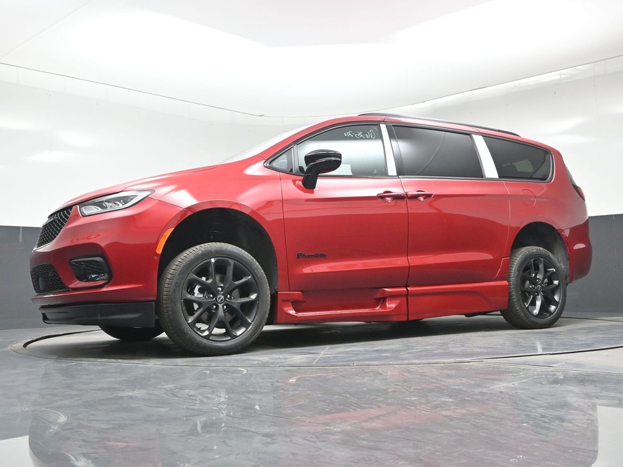 Red Chrysler Pacifica image number 18