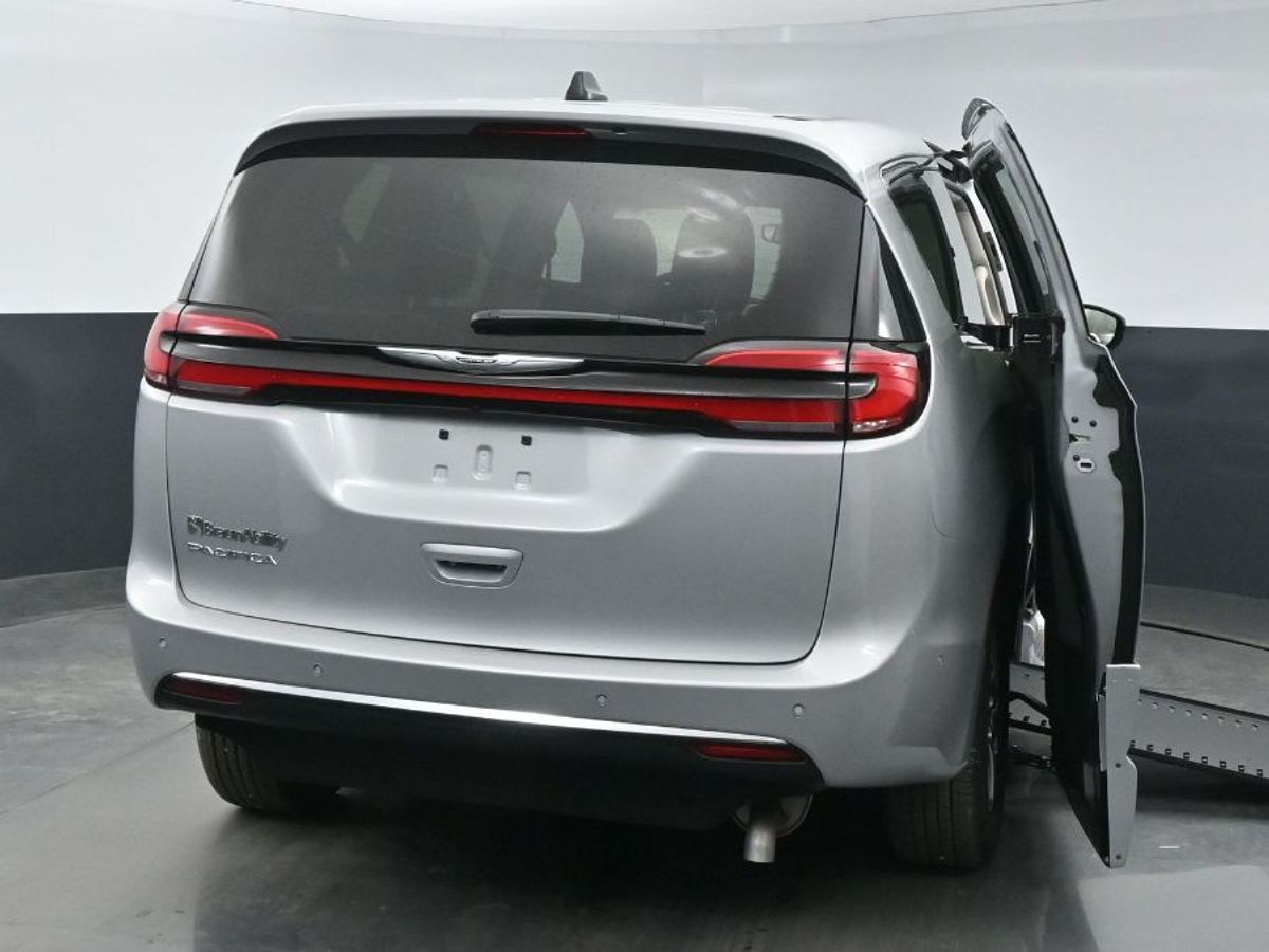 Silver Chrysler Pacifica image number 22