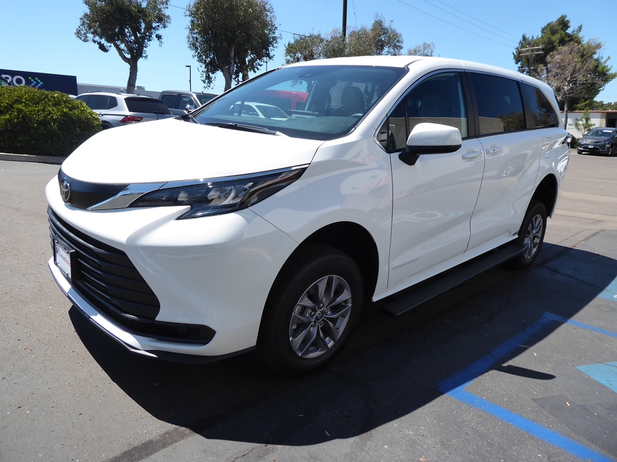 New 2026 Toyota Sienna Hybrid LE - Vantage Mobility Rear Entry Fold Out Manual Ramp