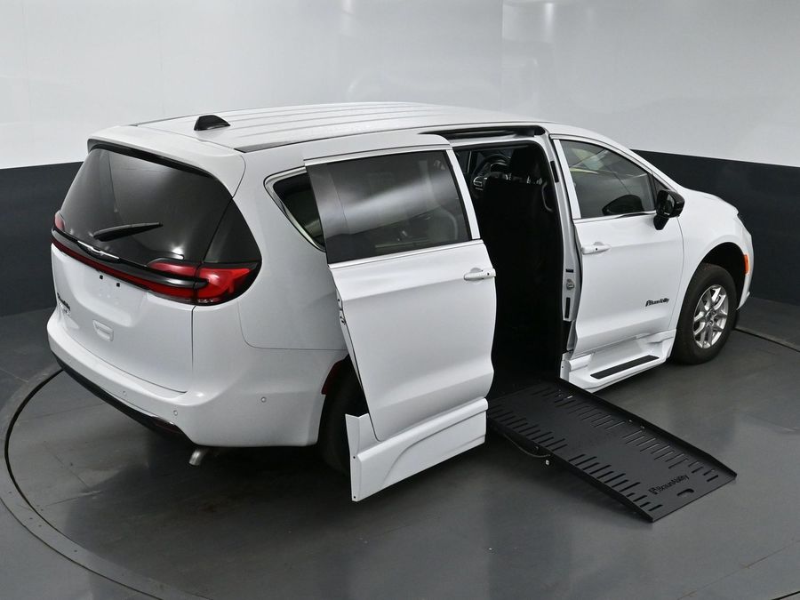 New 2025 Chrysler Pacifica Select Safety - BraunAbility Side Entry Entry Fold Out Automatic Ramp