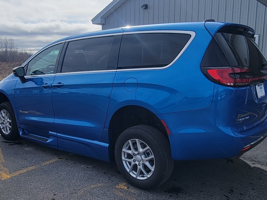 Blue Chrysler Pacifica image number 4