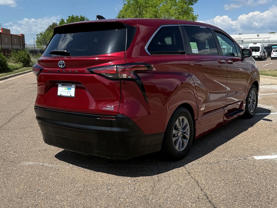 Red Toyota Sienna image number 2