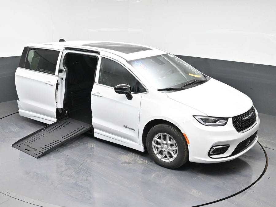White Chrysler Pacifica image number 7