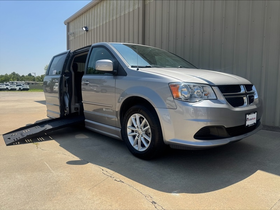 Used 2015 Dodge Grand Caravan SXT - BraunAbility Side Entry Fold Out Automatic Ramp