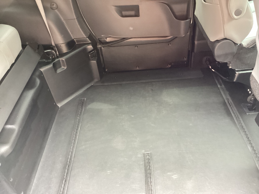 White Toyota Sienna image number 10