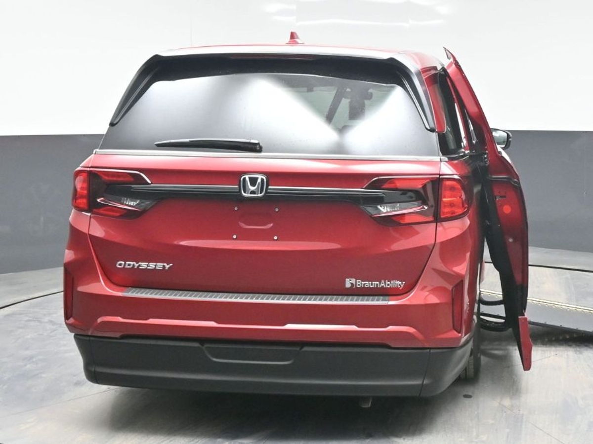 Red Honda Odyssey image number 5
