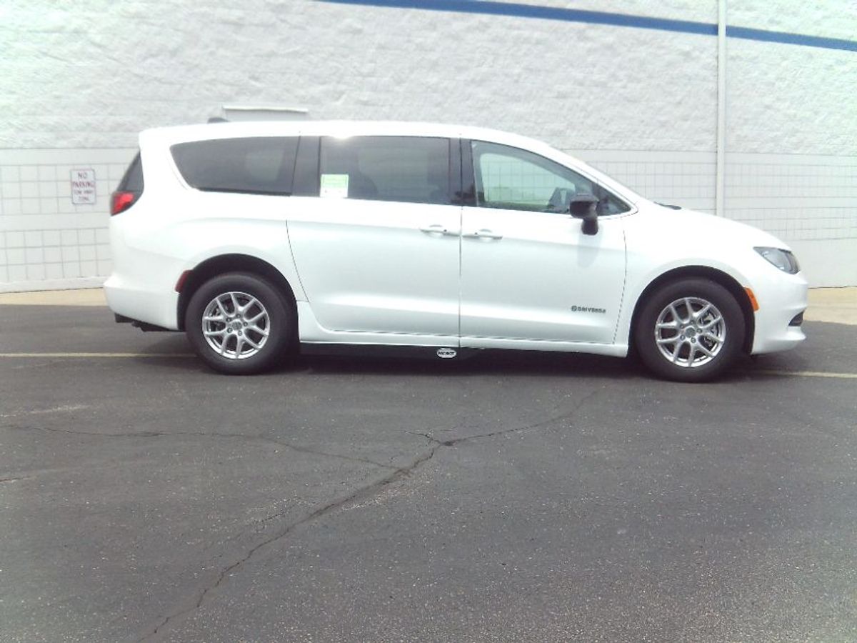 White Chrysler Voyager image number 15